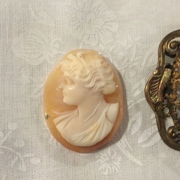 Vintage Cameo Locket/Pin n Goldtone - Picture 5 of 5